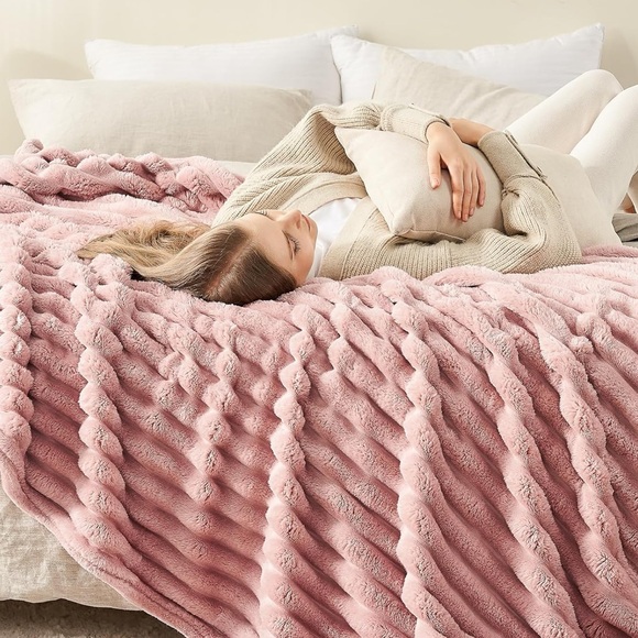 Pink Ribbed Throw Blanket - Picture 3 of 3